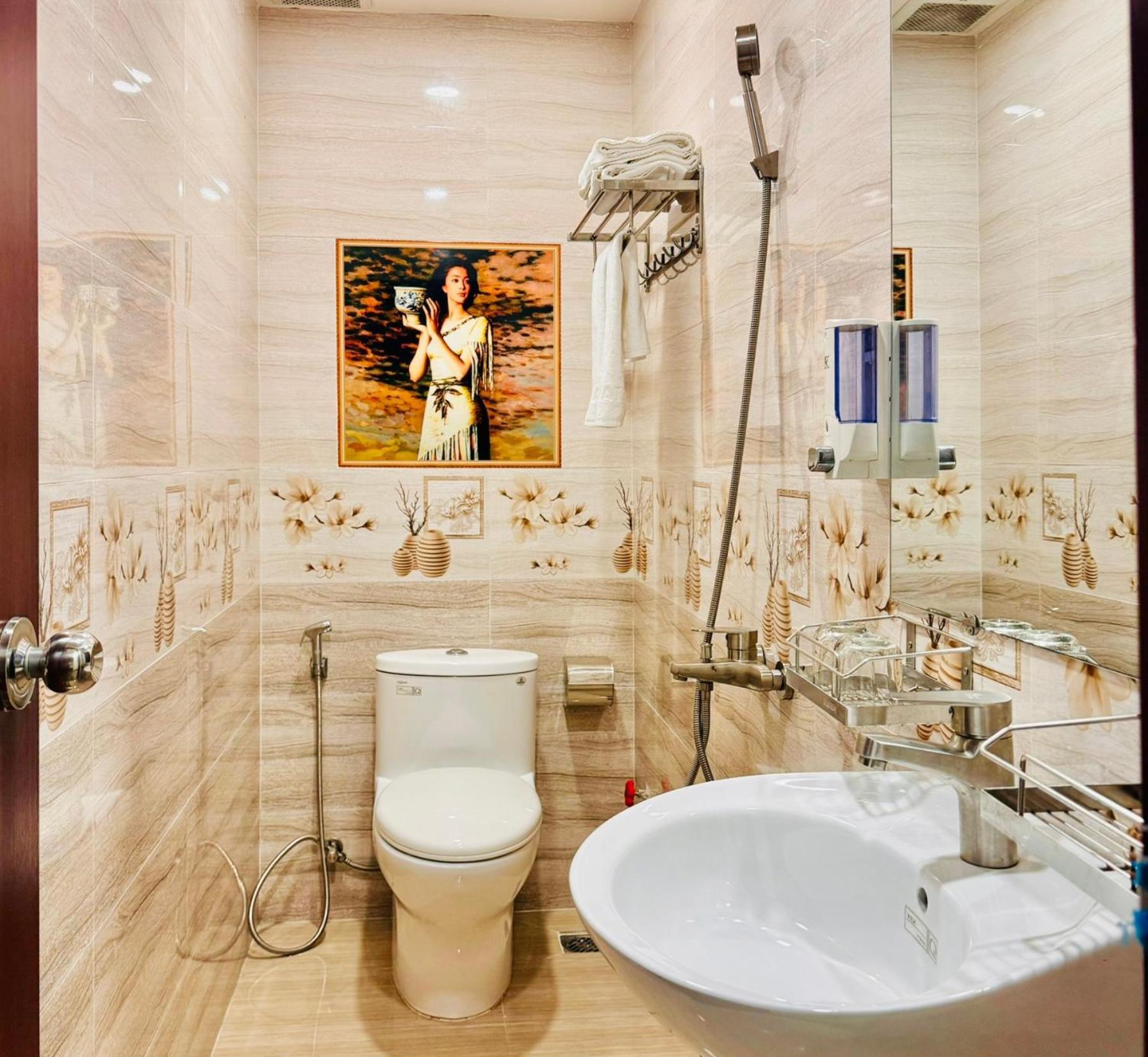 Duc Phuc Hotel *